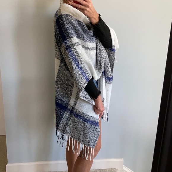 Gorgeous Fringed Shawl/Cape - Picture 6 of 7